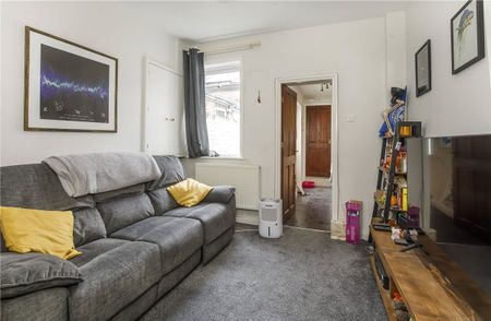 Well-presented 2 bedroom terrace property located in the popular South Bank area, just off Bishopthorpe Road. Just a short stroll from an abundance of local amenities including cafes, delis, restaurants and riverside walks into the city centre - Photo 3