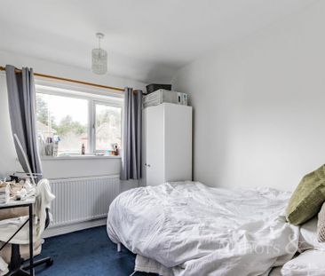 4 bedroom semi-detached house to rent - Photo 5