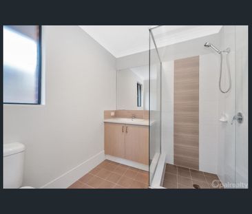 Modern family living with low maintenance appeal - Photo 4