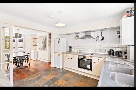 3 Bed Terraced House, Clarendon Road, BN3 - Photo 5