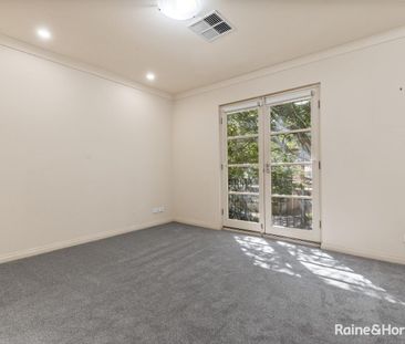 Prestigious 2 Bedroom Townhouse in Kensington! - Photo 1