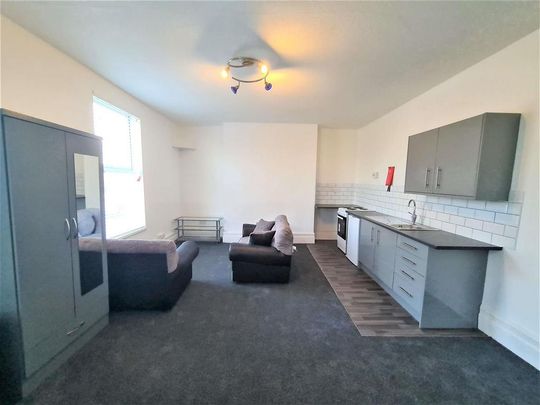 1 bedroom in a house share to rent - Photo 1