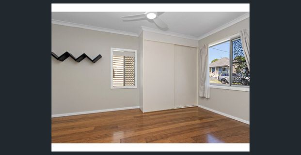 AIR-CONDITIONED MODERN FAMILY HOME, BRAND NEW KITCHEN PLUS OFF STREET PARKING FOR THREE CARS - Photo 1