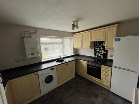 2 bed flat to rent in Kingsfield Road, Oxhey, WD19 - Photo 2