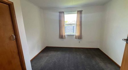 Charming Three-Bedroom Home with Single Garage - Photo 5