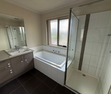 Modern Townhouse - Perfectly Positioned! - Photo 4