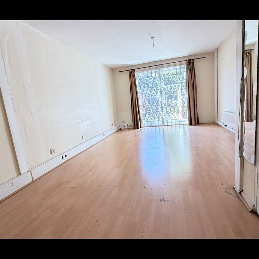 3 Bed Terraced House, Hyde Close, E13 - Photo 1