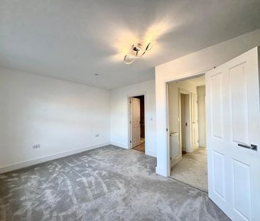 Waterfront Crescent, Mytchett, Camberley, Surrey, GU16 - Photo 4