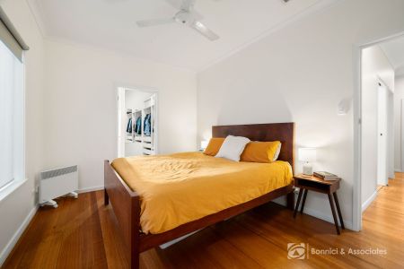 STYLISHLY RENOVATED FAMILY HOME IN PRIME CENTRAL WODONGA LOCATION - Photo 5