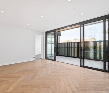 Elegant Parkside Living in the Heart of Caulfield North - Photo 3
