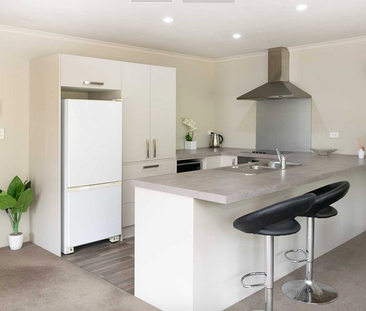 Sunny 3-Bed Home with Park Views - Available Now - Photo 2