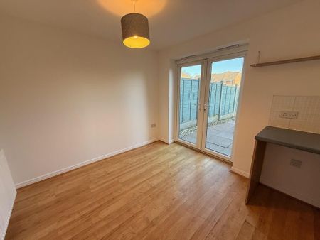 3 bedroom mews to rent - Photo 3