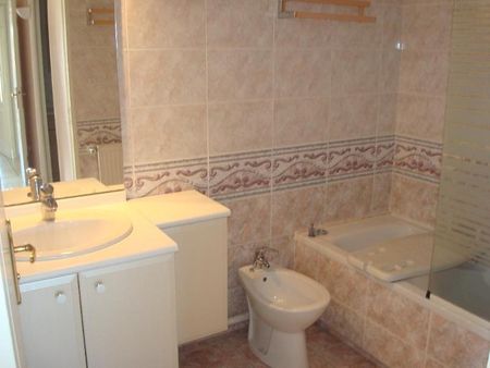 Location Appartement 4 pièces 87m² DRAGUIGNAN 83300 - Photo 4