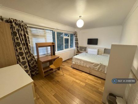 1 bedroom in a house share to rent - Photo 2