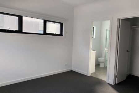 Modern 3 bedroom townhouse perfect summer location! - Photo 2