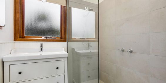 Light-Filled Family Home in Prime Location within Brentwood School Zone - Photo 3