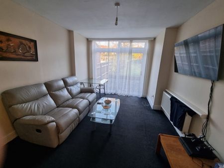 Room in a Shared House, Wychwood Ave, LU2 - Photo 3
