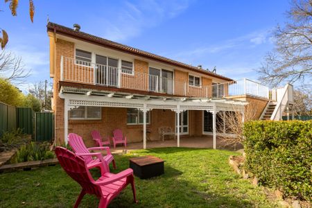 EXPANSIVE FAMILY LIVING WITH ESCARPMENT VIEWS & ENTERTAINER'S APPEAL - Photo 3