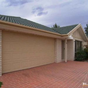 Spacious Three Bedroom Townhouse in Serene Monash Complex! - Photo 2