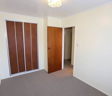 Three bedroom freshly renovated unit - Photo 3