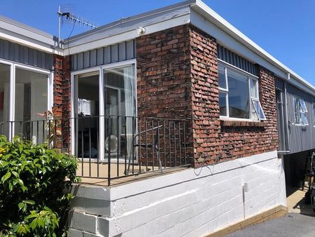 Sunny 2.5 bedroom unit - Photo 4