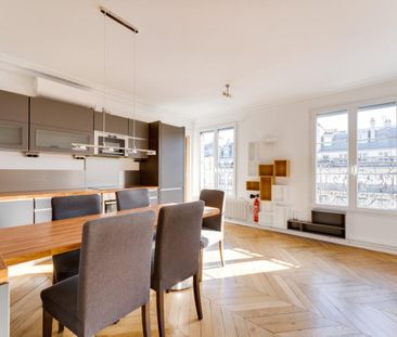 Location Appartement 4 pièces 92m² PARIS 1er - Photo 3