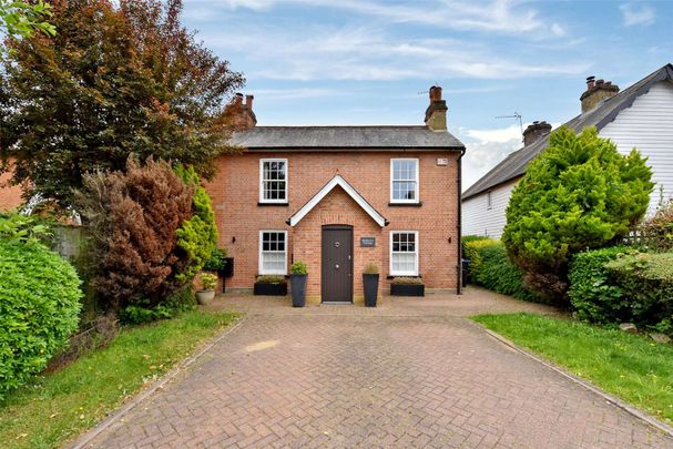 A beautifully presented three double bedroom semi-detached period house situated in a quiet gated cul de sac just 0.6 of a mile from Cobham High Street. - Photo 1