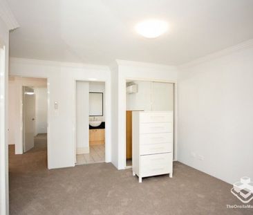 HIGHLY SOUGHT AFTER - RARELY ON THE MARKET - ENORMOUS 3 BEDS NEWLY ... - Photo 2