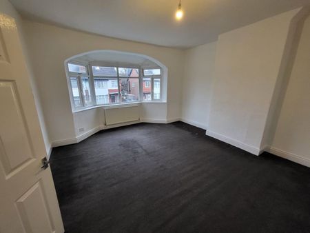 3 Bed Semi-Detached House, Wilton Avenue, M25 - Photo 4