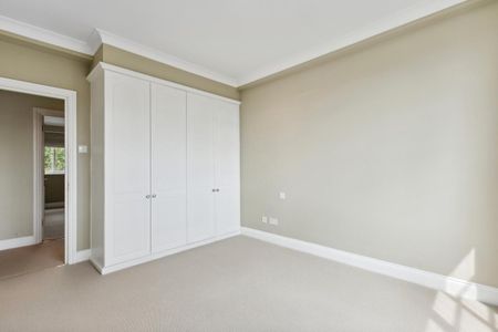 3 bedroom flat in Stanford Road - Photo 3