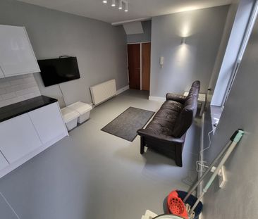 8 Bed Terraced House, Great Western St, M14 - Photo 1