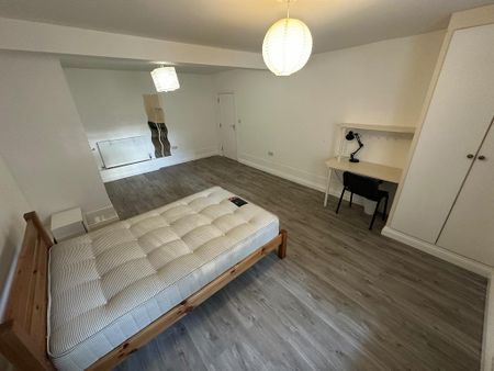 3 bedroom apartment to rent - Photo 2