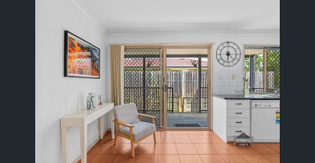 Stylish 3-Bedroom Townhouse Across Three Levels - Double Lock-Up Garage & Outdoor Living - Photo 3