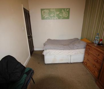 3 bedroom flat to rent - Photo 2