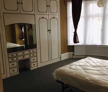 5 Bed Semi-Detached House, Berkshire Gardens, N13 - Photo 4