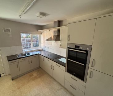 2 bedroom semi-detached bungalow to rent - Photo 3