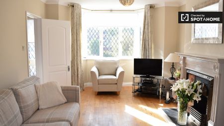 Bright room in 4-bedroom house in Riverston Abbey, Dublin - Photo 2