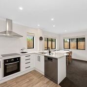 Lovely, fully furnished studio unit in walking distance to University and shops. - Photo 1