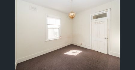 ART DECO TWO BEDROOM APARTMENT - Photo 3