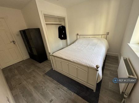 1 bedroom in a flat share to rent - Photo 2