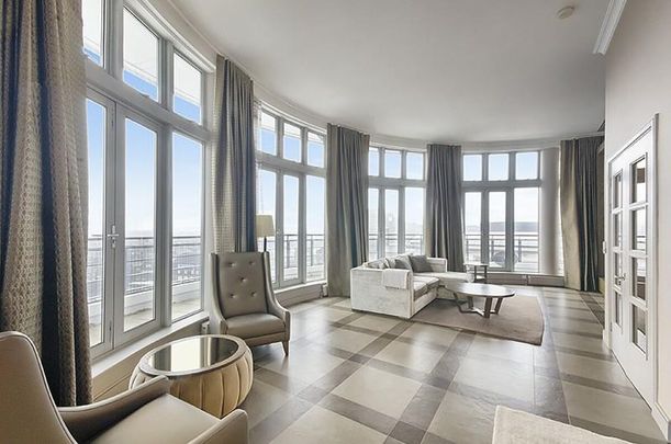 Penthouse duplex apartment on the seventh and eighth floor is presented with a spectacular panoramic view and 360° wrap around balcony of the London skyline and St Katharine Dock. - Photo 1