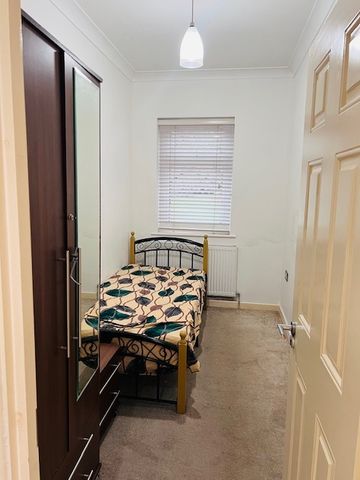 2 Bed Flat, High Street South, E6 - Photo 4