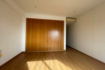 Apartamento T3 com estacionamento e vista de mar em Santo Amaro de Oeiras