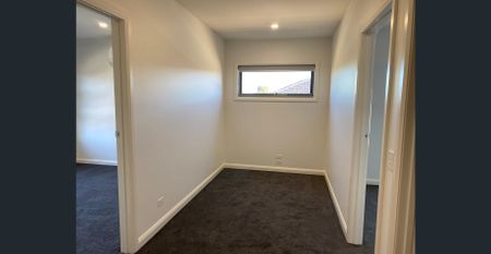 Spacious & Bright Townhouse - Photo 2