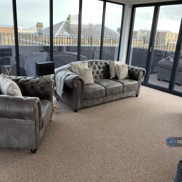 2 bedroom penthouse to rent - Photo 1