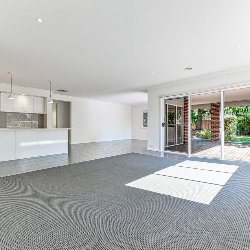 Spacious Family Living with Year-Round Comfort in a Prime Croydon Location - Photo 1