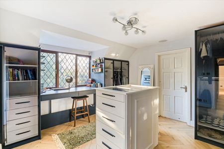 Available to let is this charming five-bedroom family home, nestled in a peaceful corner of prestigious Fishery Road. - Photo 4