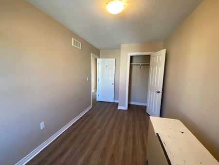 790 Newmarket Lane - 3 bed +Den, 3.5 bath - LEASE NOW FOR A FREE IPAD! - Photo 2