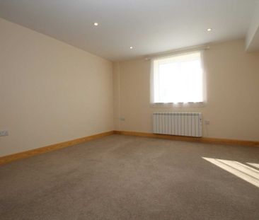 2 bed Flat for rent - Photo 2