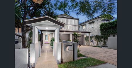 Family Home in Norman Park - Photo 5